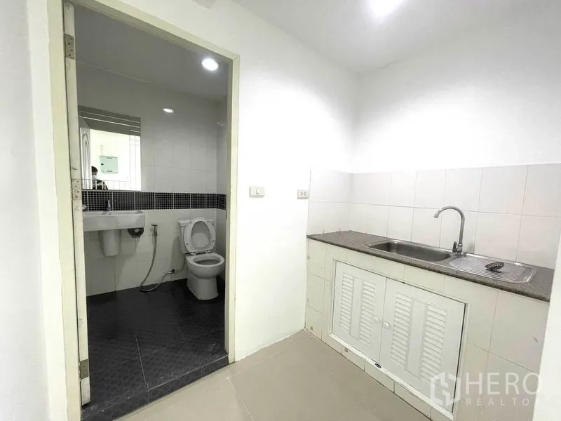 办公空间 出租在Khlong Toei, Bangkok - 办公室内的茶水间，带水槽，旁连卫生间。