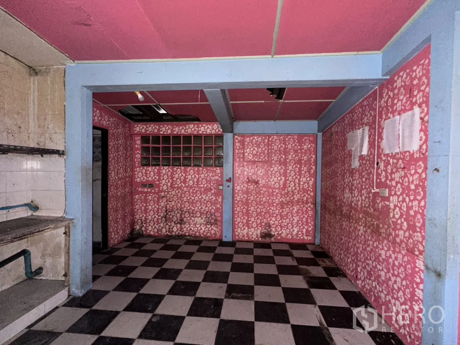 独栋房屋 for rent in Watthana, Bangkok - 旧厨房区，黑白方格地面与粉色墙面。