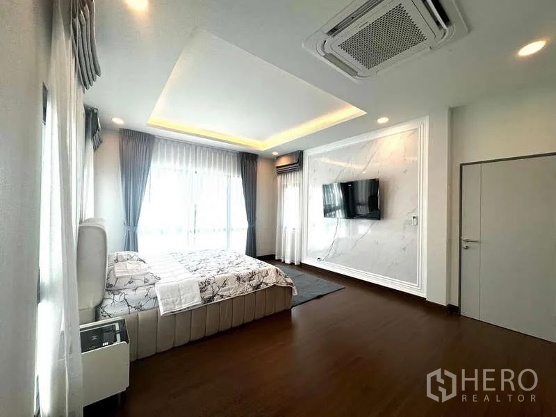 独立式住宅 出租在Bang Phli, Samut Prakan - 主卧另一角度，墙挂电视与大窗户