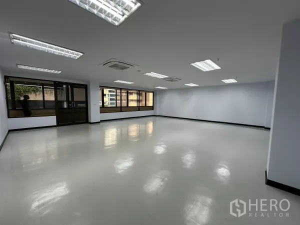 办公空间 出租 - 采光充足的开放式办公室，设有大窗、嵌入式日光灯和吊顶空调。