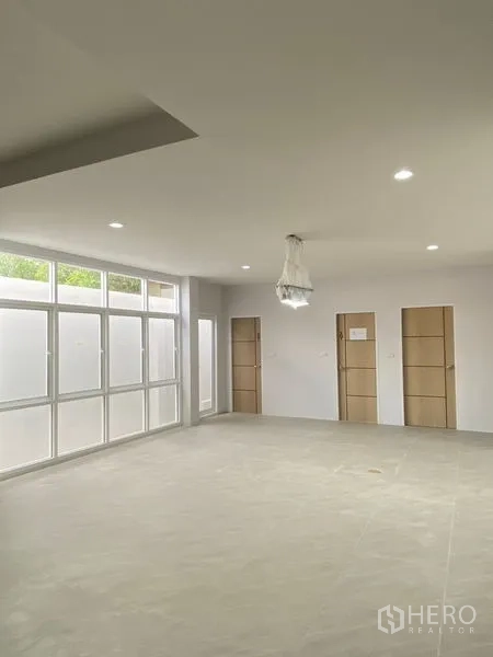 带办公室的家 出租或出售在Suan Luang, Bangkok - 开放房间，落地玻璃、三扇内门与筒灯照明。