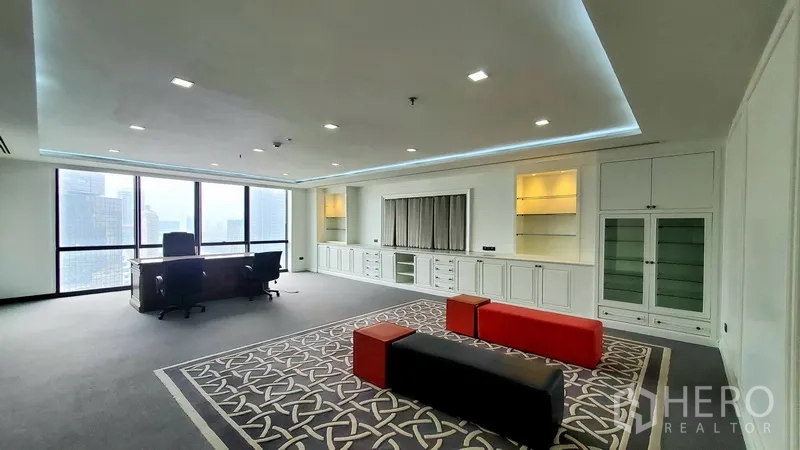 สำนักงาน ให้เช่าในWatthana, Bangkok - ห้องผู้บริหาร โต๊ะทำงานใหญ่ ตู้บิลท์อิน พรมลายสวย และวิวเมือง