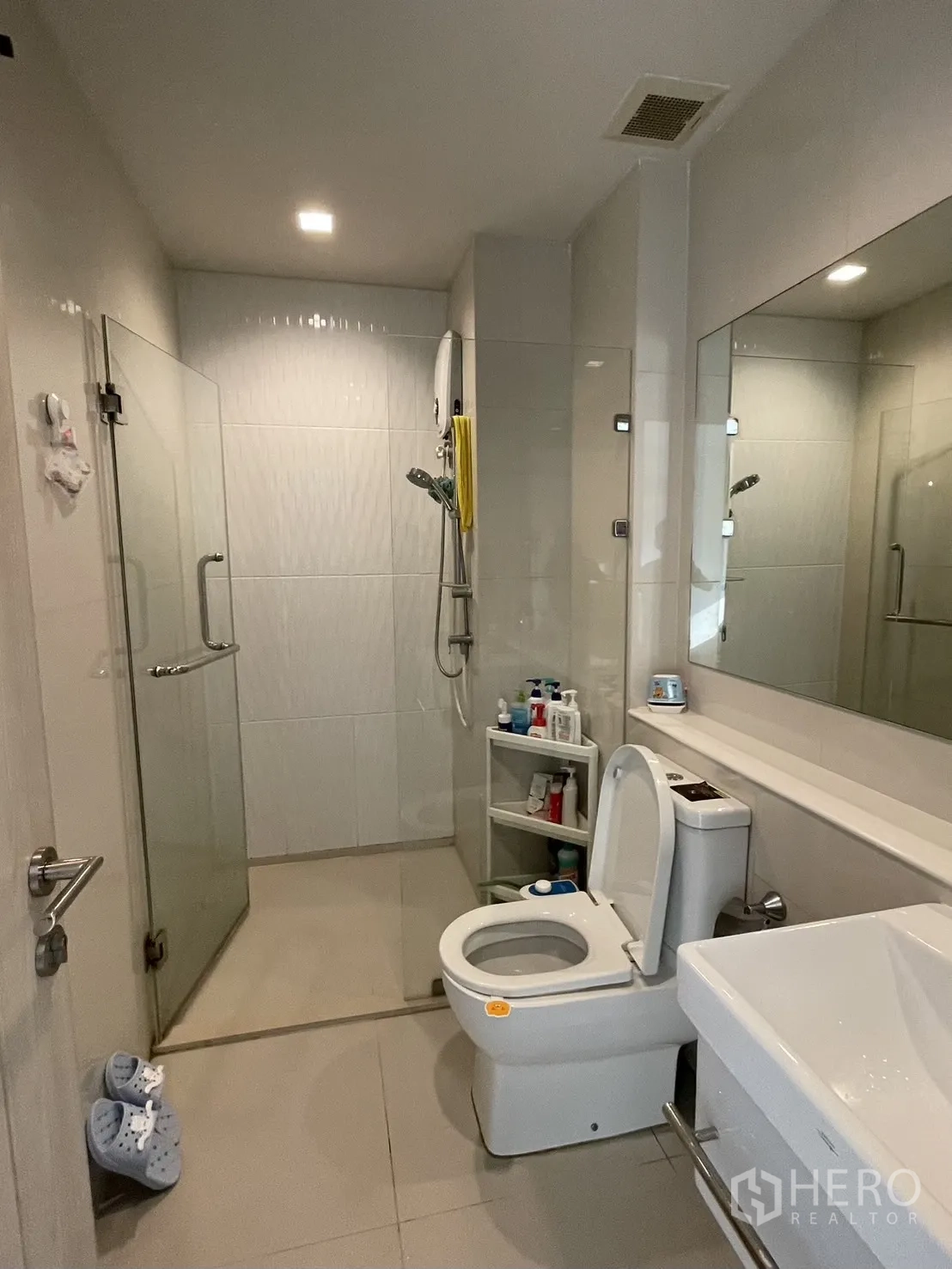 公寓 for rent in Pathum Wan, Bangkok - 干净浴室，步入式淋浴、洗手台与洗漱收纳架。