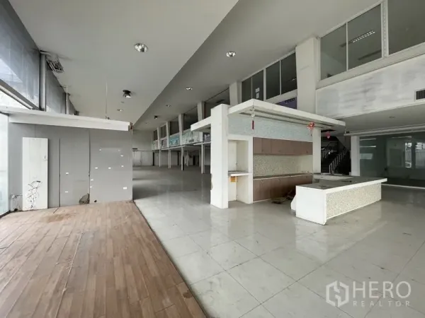 Warehouse for rent in Prawet, Bangkok - Reception and display area with counter, mezzanine and wide windows.