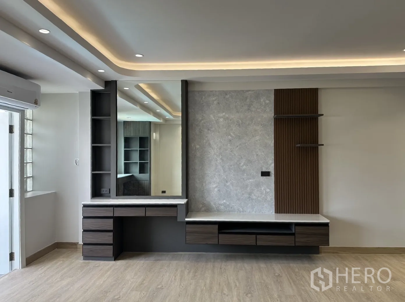 家庭办公室 for rent in Watthana, Bangkok - 带镜面的内置工作台与层架的房间。