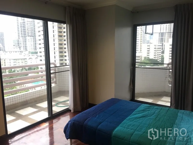 คอนโด ให้เช่าหรือขายในWatthana, Bangkok - ห้องนอนมุมอาคาร มีระเบียงสองด้านและวิวเมือง