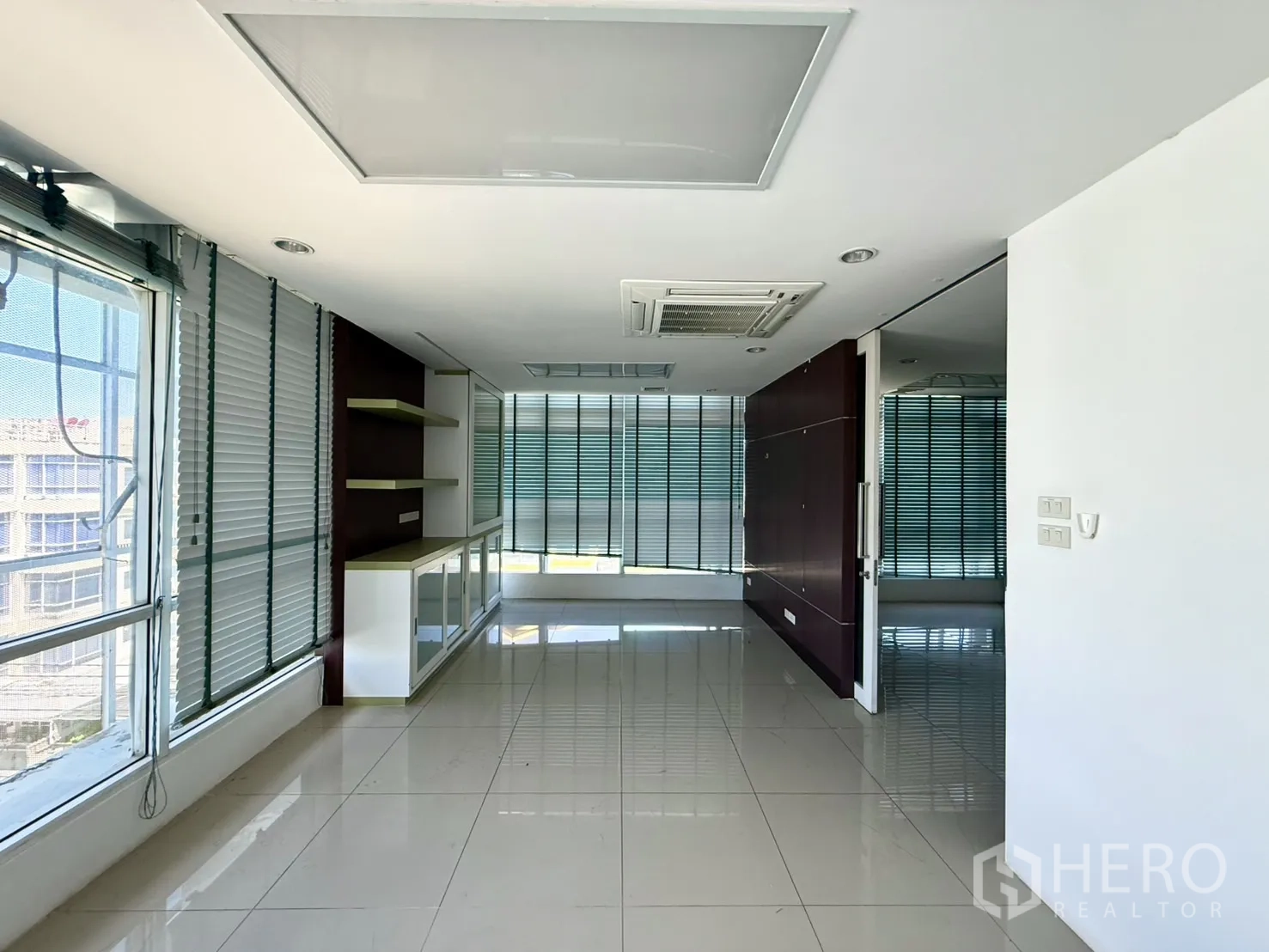 办公空间 出租在Bueng Kum, Bangkok - 楼层办公室，百叶、置物架与空调