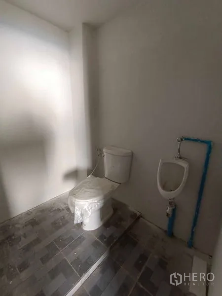 Warehouse for rent in Khlong Toei, Bangkok - New restroom inside the warehouse with toilet and urinal installed.