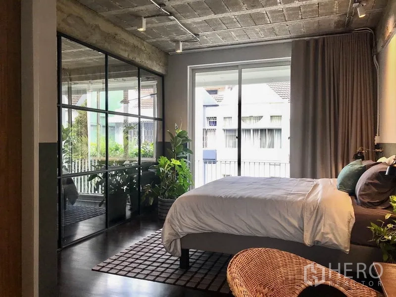 ทาวน์เฮาส์ ให้เช่าในKhlong Toei, Bangkok - ห้องนอนใหญ่โปร่งสบาย มีระเบียง หน้าต่างบานใหญ่ และต้นไม้ภายใน