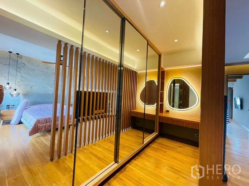 公寓 出租或出售在Watthana, Bangkok - 步入式衣帽间，镜面衣柜与化妆台，木地板和格栅隔断。