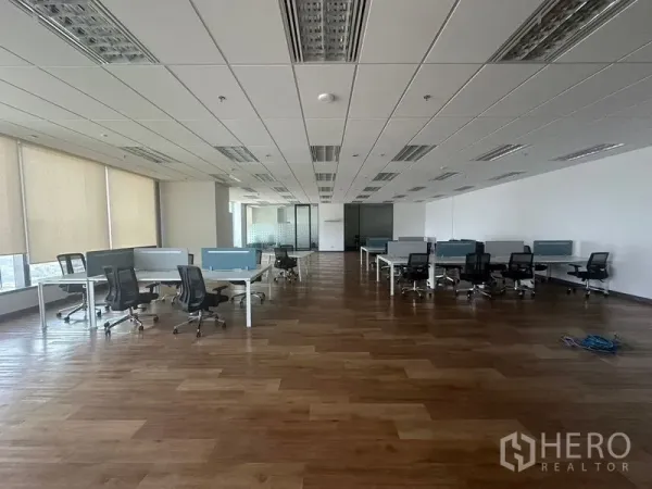 Office Space for rent in Ratchathewi, Bangkok - Open-plan office with wood flooring, workstations and window blinds.