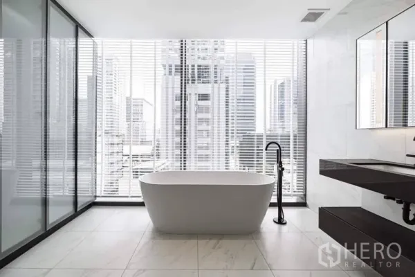 公寓 出租在Bang Rak, Bangkok - 奢华卫浴，独立浴缸置于整面窗前，可观曼谷天际线。