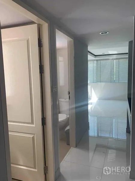 联排别墅 出租或出售在Yan Nawa, Bangkok - 走廊连接卫生间与采光良好的房间，地面铺砖。