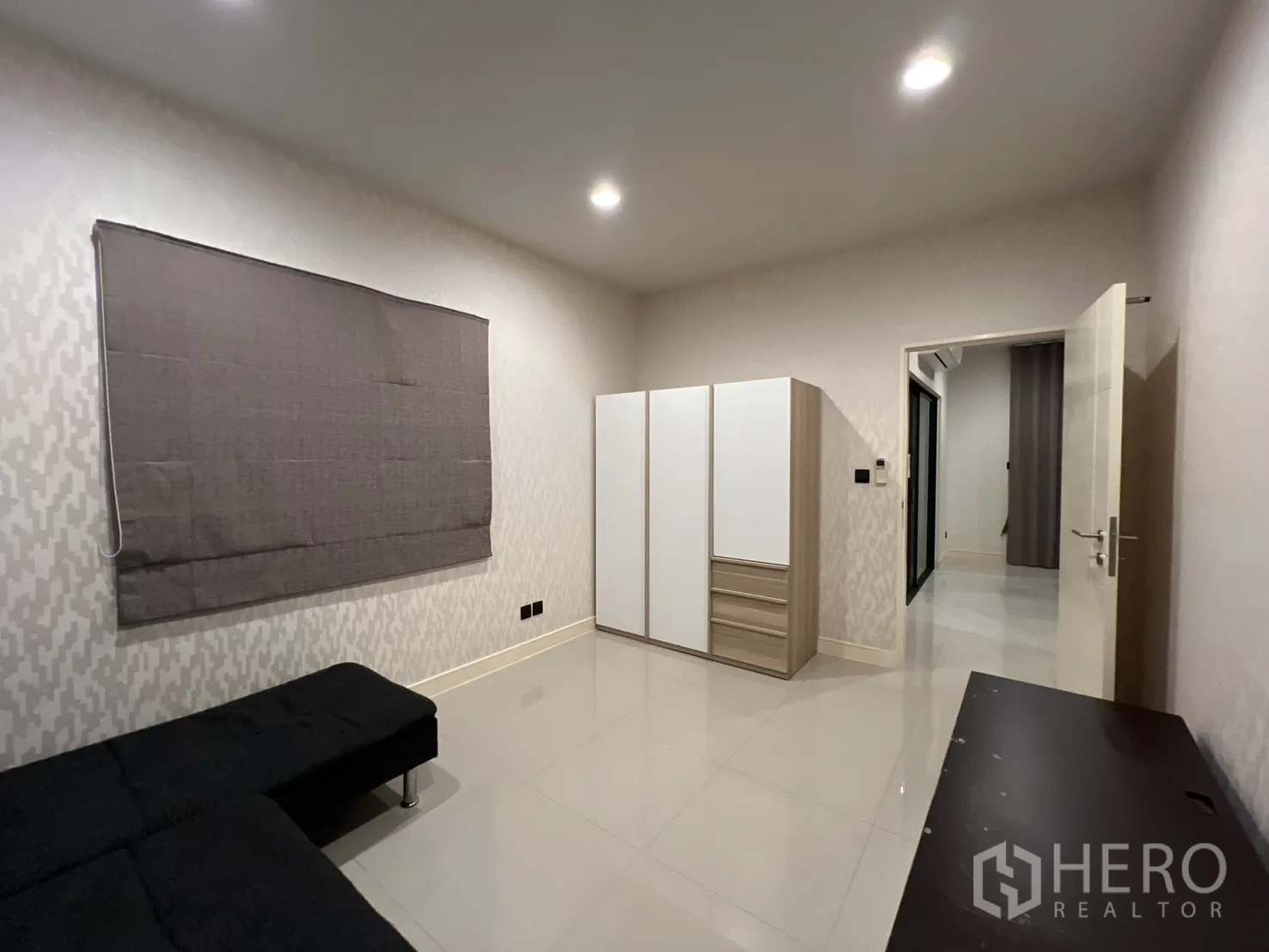 Detached House for rent or sale in Bang Kapi, Bangkok - Multipurpose room with L-shaped sofa and air-conditioning.