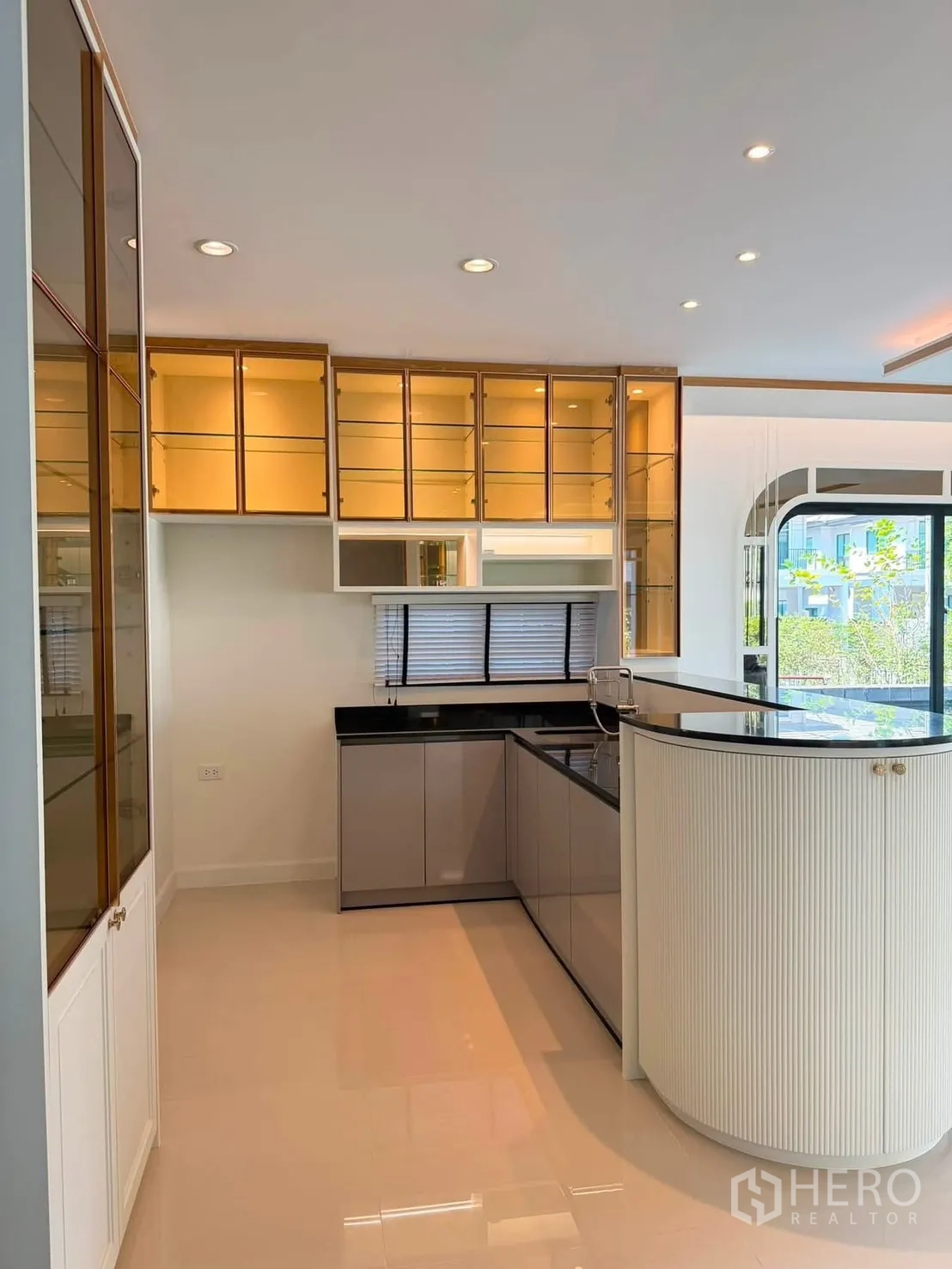 บ้านเดี่ยว for rent or sale in Prawet, Bangkok - แพนทรีพร้อมเคาน์เตอร์โค้งและตู้กระจกบานโชว์
