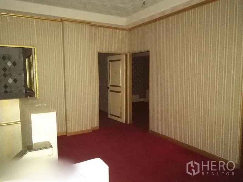 Retail Space for rent in Khlong Toei, Bangkok - Room with striped wallpaper, red carpet and doorways to adjoining spaces.
