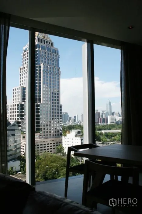 คอนโด ให้เช่าในBang Rak, Bangkok - วิวสกายไลน์และพื้นที่สีเขียวแบบพาโนรามาจากกระจกสูงของคอนโด