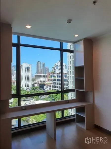 คอนโด ให้เช่าในWatthana, Bangkok - มุมทำงานพร้อมโต๊ะยาวบิวท์อินและชั้นวางของ มองเห็นวิวเมืองผ่านกระจกบานใหญ่