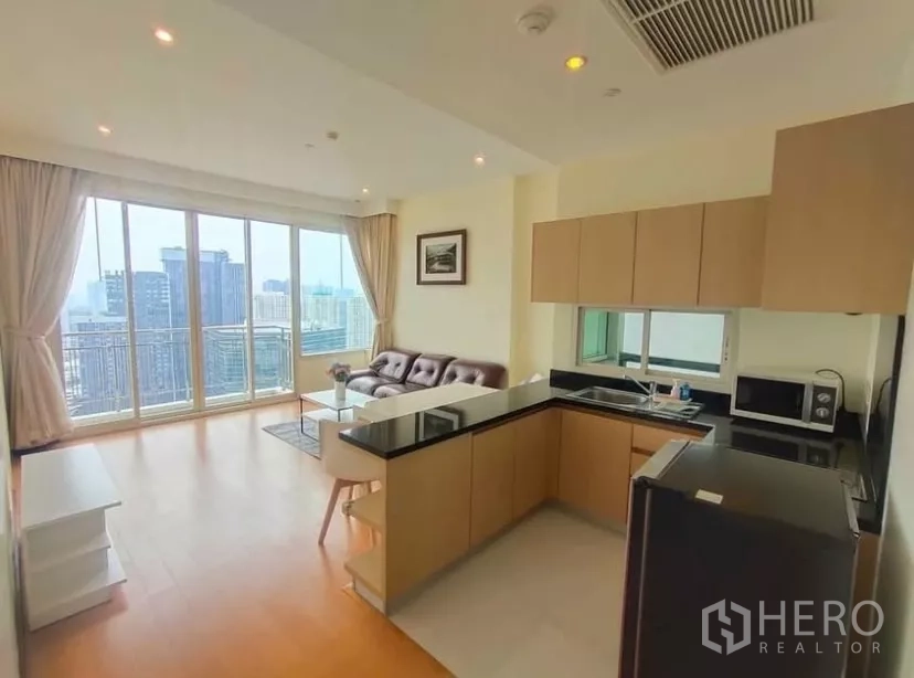 公寓 出租在Chatuchak, Bangkok - 开放式客厅与一体化厨房，落地窗俯瞰乍都乍天际线