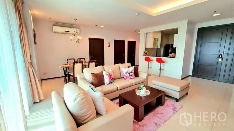 อพาร์ทเมนท์ ให้เช่าในWatthana, Bangkok - มุมมองห้องนั่งเล่น เห็นประตูทางเข้า บาร์หน้าครัวสตูลแดง และชุดโซฟา