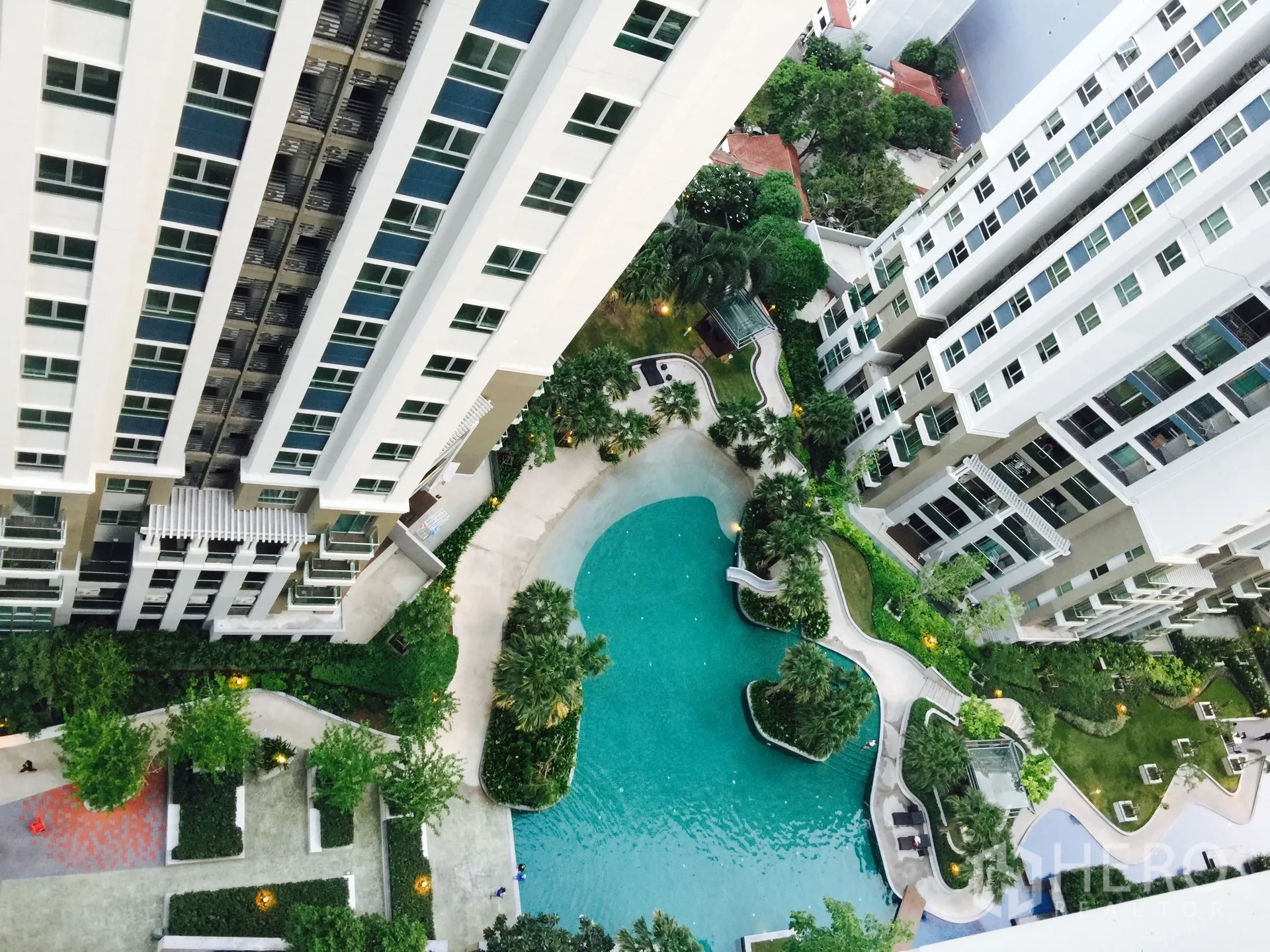 คอนโด ให้เช่าในHuai Khwang, Bangkok - มุมสูงของคอนโดพร้อมสระว่ายน้ำสไตล์รีสอร์ตและสวนร่มรื่น
