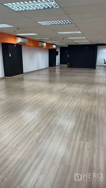 办公空间 出租 - 开放工作区，橙色点缀檐、多个壁挂空调与木地板。