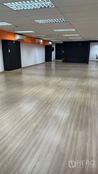 办公空间 出租 - 开放工作区，橙色点缀檐、多个壁挂空调与木地板。