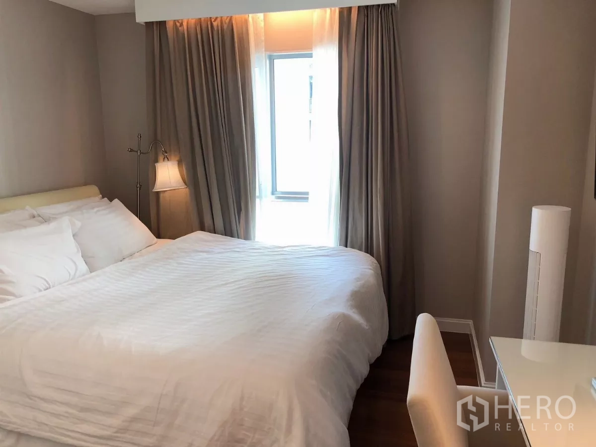 คอนโด ให้เช่าในHuai Khwang, Bangkok - ห้องนอนรอง เตียงคู่ โต๊ะทำงาน และหน้าต่างพร้อมผ้าม่านทึบ