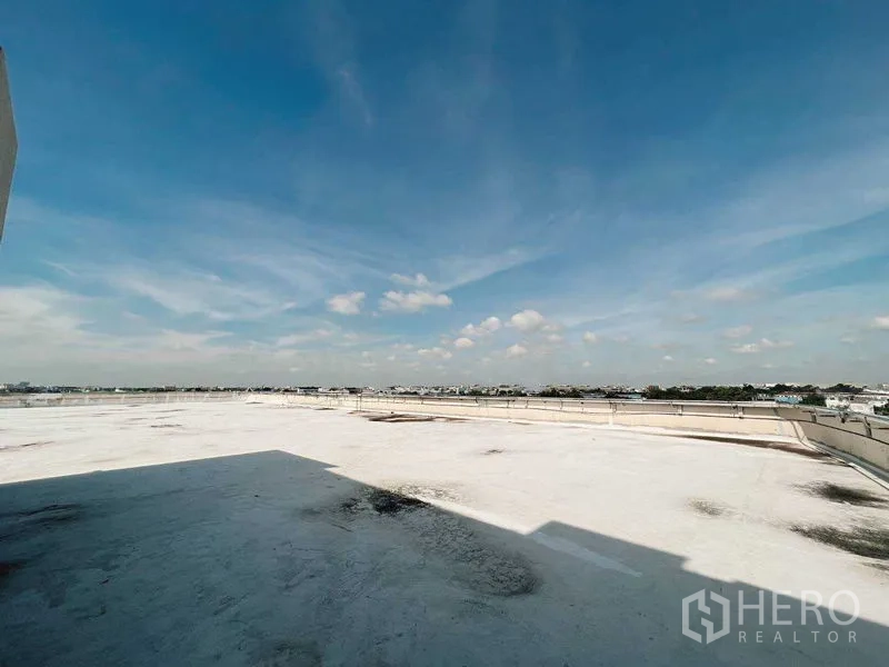 Retail Space for rent in Yan Nawa, Bangkok - Panoramic view across a large flat roof with skyline on the horizon and open blue sky.