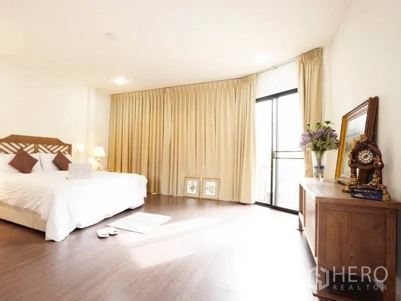 Detached House for rent in Khlong Toei, Bangkok - Master bedroom corner with dresser and sliding glass door to balcony