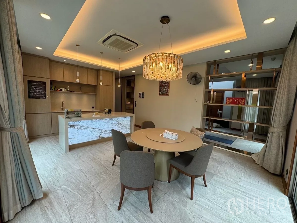 บ้าน ให้เช่าในPrawet, Bangkok - มุมทานอาหาร โต๊ะกลม โคมคริสตัล และไอส์แลนด์หินอ่อนเรืองแสง