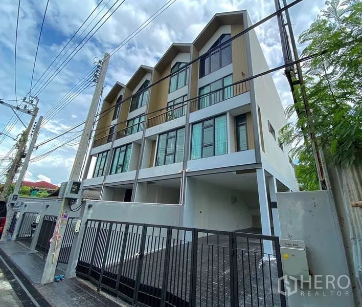 สำนักงานที่บ้าน ให้เช่าหรือขายในBang Na, Bangkok - อาคารโฮมออฟฟิศสูงสี่ชั้นด้านหน้าโมเดิร์น มีกำแพงรั้วและประตูกั้น ย่านบางนา