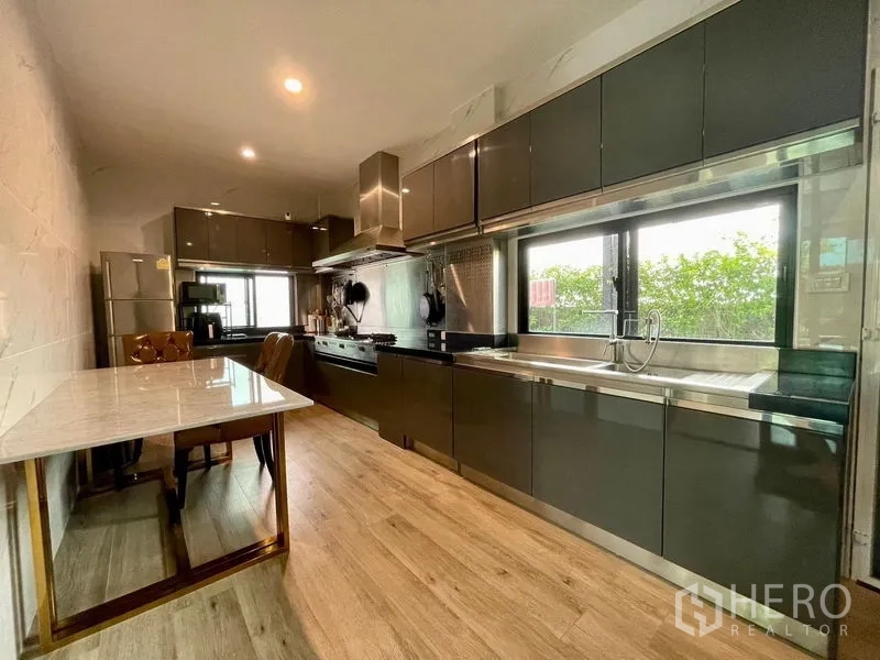 บ้าน ให้เช่าในPhasi Charoen, Bangkok - ห้องครัวแบบแกลเลย์ทันสมัย ตู้สีเข้ม เตาและเคาน์เตอร์ยาว