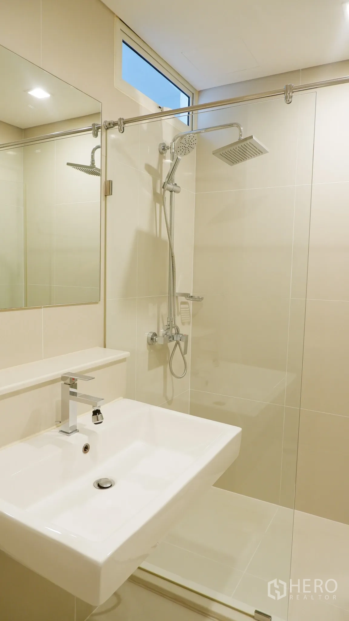 คอนโด ให้เช่าในWatthana, Bangkok - ห้องน้ำสไตล์โมเดิร์น กั้นกระจกพร้อมเรนชาวเวอร์และอ่างล้างหน้าเหลี่ยม.