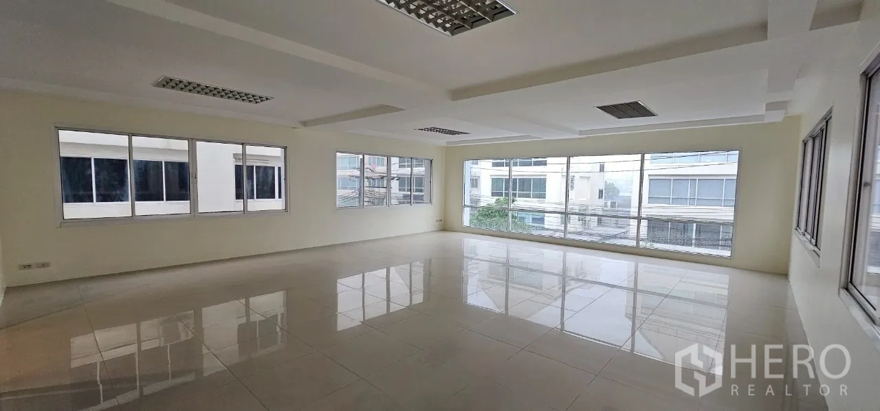 办公空间 出租在Bueng Kum, Bangkok - 大面积开放办公区，三面窗户，亮面地砖。