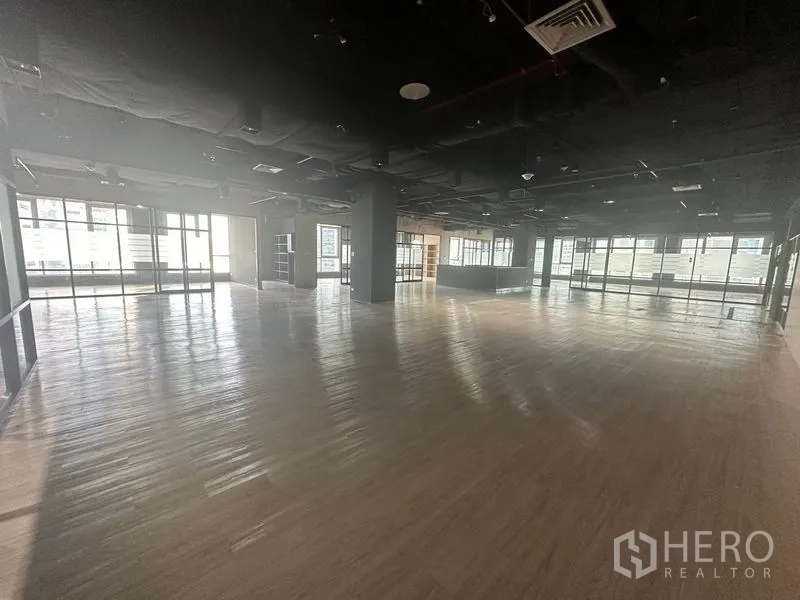 办公空间 出租在Bang Rak, Bangkok - 开放楼层，玻璃后的会议室与充裕的通行空间。