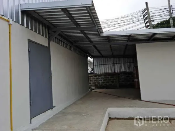คลังสินค้า ให้เช่าในBang Bua Thong, Nonthaburi - พื้นที่บริการด้านข้างมีหลังคาเหล็ก ประตูเหล็กและท่อสาธารณูปโภค