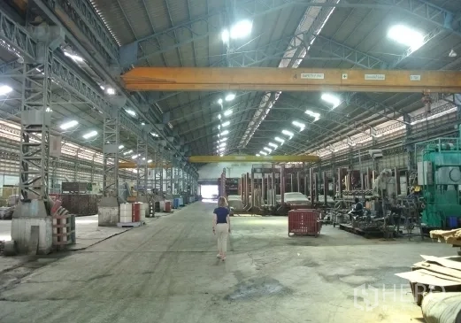工厂 出售在Bang Phli, Samut Prakan - 高跨车间，钢桁架屋顶与桥式行车。