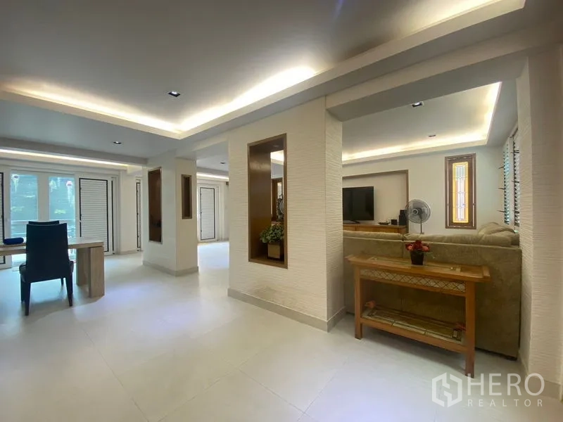 独立式住宅 出售在Khlong Toei, Bangkok - 开放式起居与餐区，吊顶射灯与大窗户。