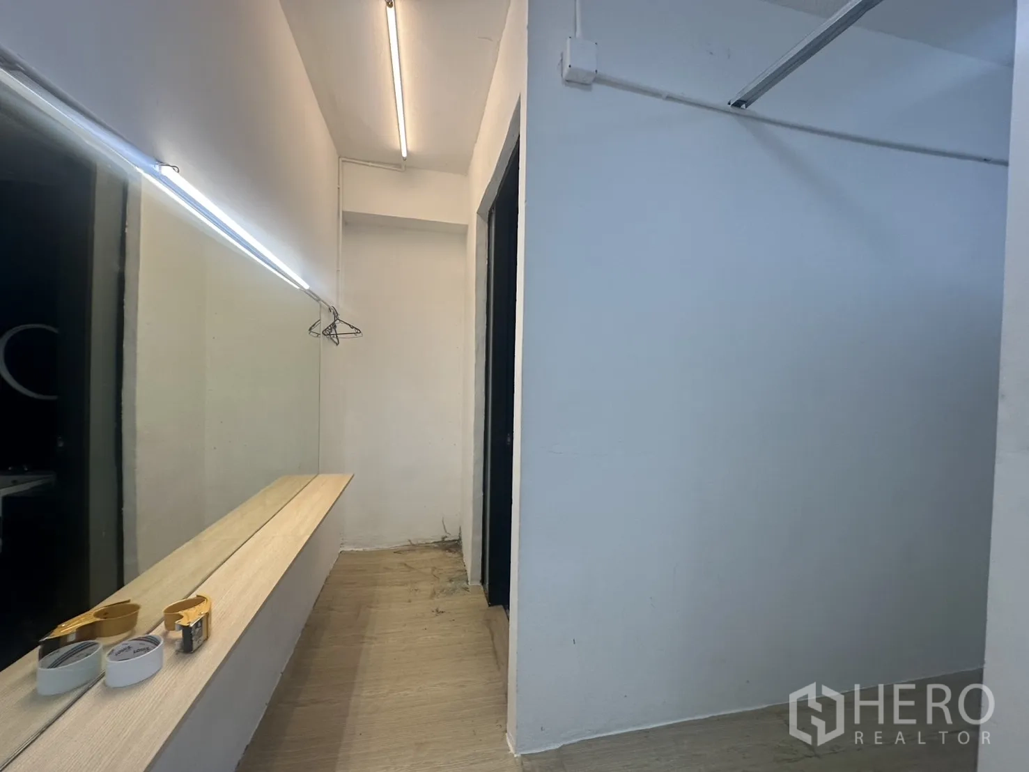 带办公室的家 出租在Pathum Wan, Bangkok - 带长镜与挂杆的更衣/储物小间。