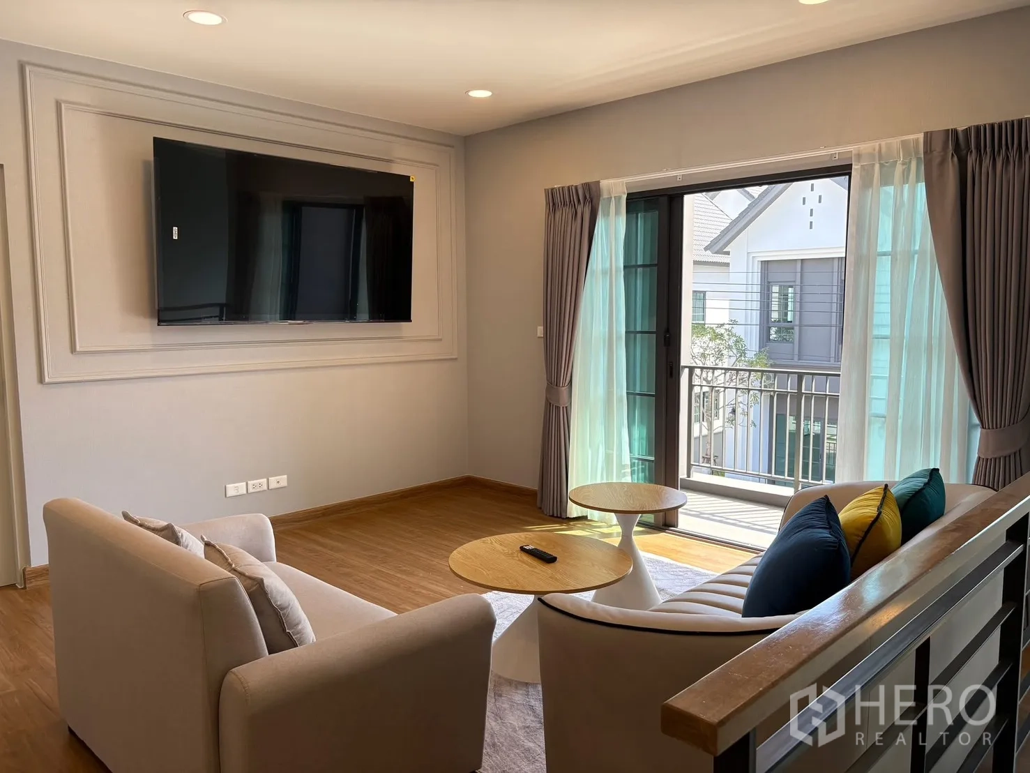 บ้าน for rent in Bang Phli, Samut Prakan - ห้องนั่งเล่นชั้นบนพร้อมโซฟา ทีวีจอใหญ่ และประตูกระจกบานเลื่อนออกสู่ระเบียง.
