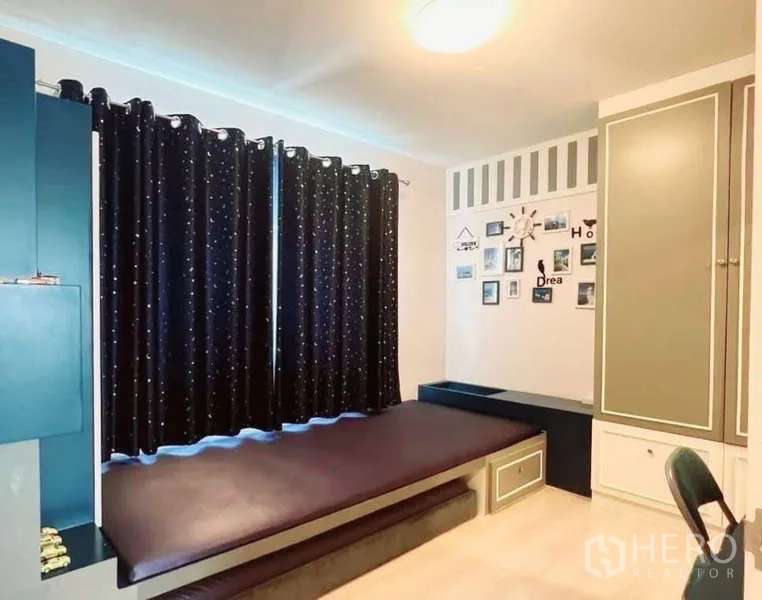 Detached House for rent in Bang Phli, Samut Prakan - Cozy room featuring a large platform bed, star-pattern blackout curtains and storage drawers.