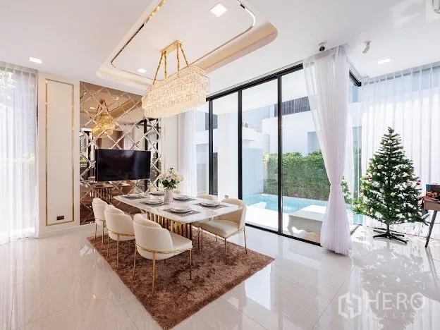 บ้าน ขายในPrawet, Bangkok - ห้องทานอาหารสว่าง โคมไฟคริสตัล โต๊ะ 6 ที่นั่ง เปิดสไลด์สู่สระว่ายน้ำ