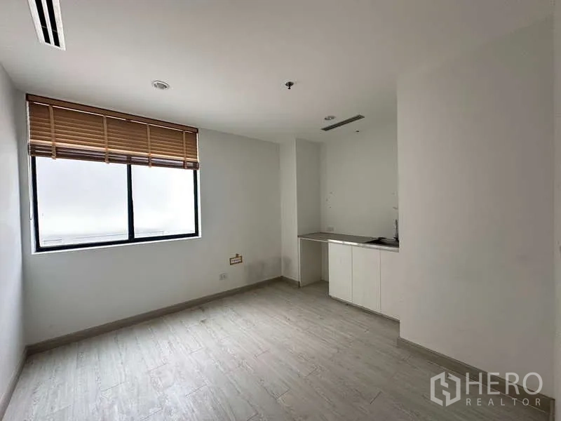 Retail Space for rent in Pathum Wan, Bangkok - Multi-purpose room with window and compact pantry with sink.