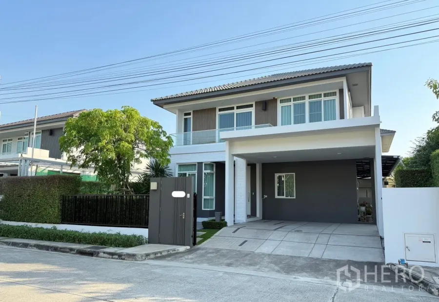 独立式住宅 出租在Prawet, Bangkok - 现代两层独栋住宅，带有遮雨车棚和入户车道