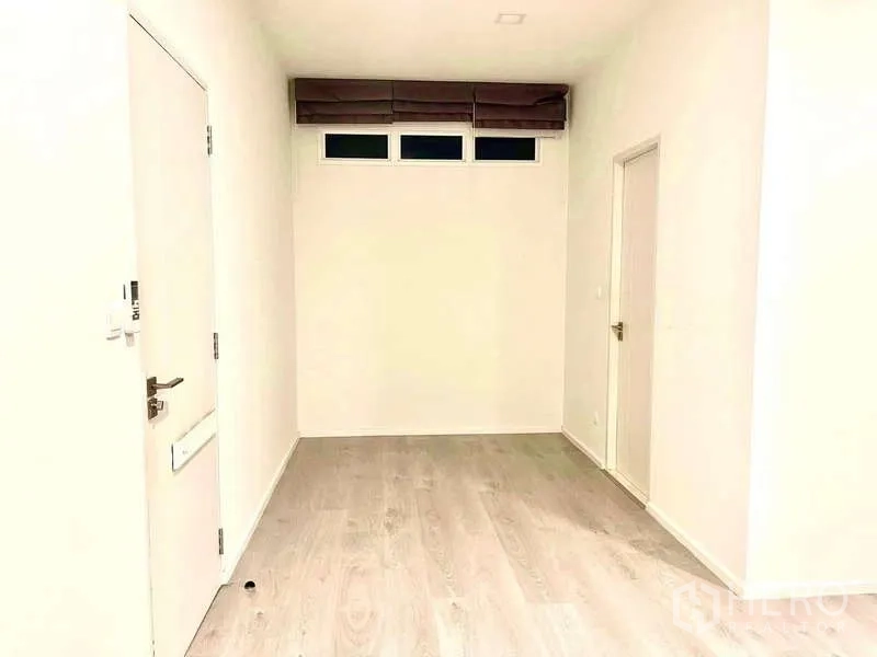 Detached House for rent in Prawet, Bangkok - Upper hallway or multi-purpose room with high windows and white doors.