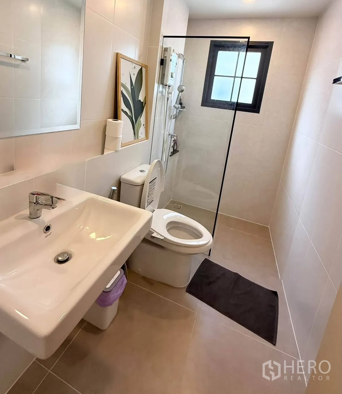 บ้านเดี่ยว for rent in Bang Phli, Samut Prakan - ห้องน้ำสมัยใหม่พร้อมอ่างล้างหน้า โถสุขภัณฑ์ และพื้นที่อาบน้ำกระจกใสใกล้หน้าต่าง