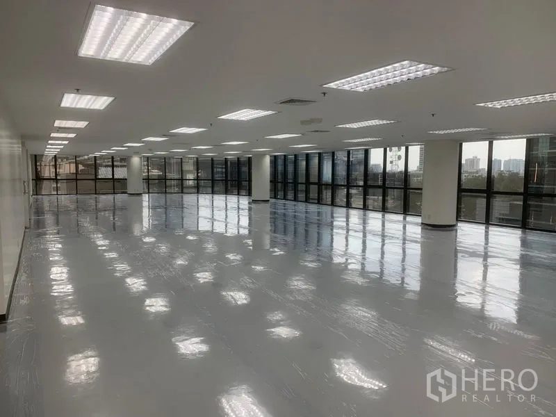 Office Space for rent in Bang Rak, Bangkok - Open office with wraparound floor‑to‑ceiling windows and skyline views.