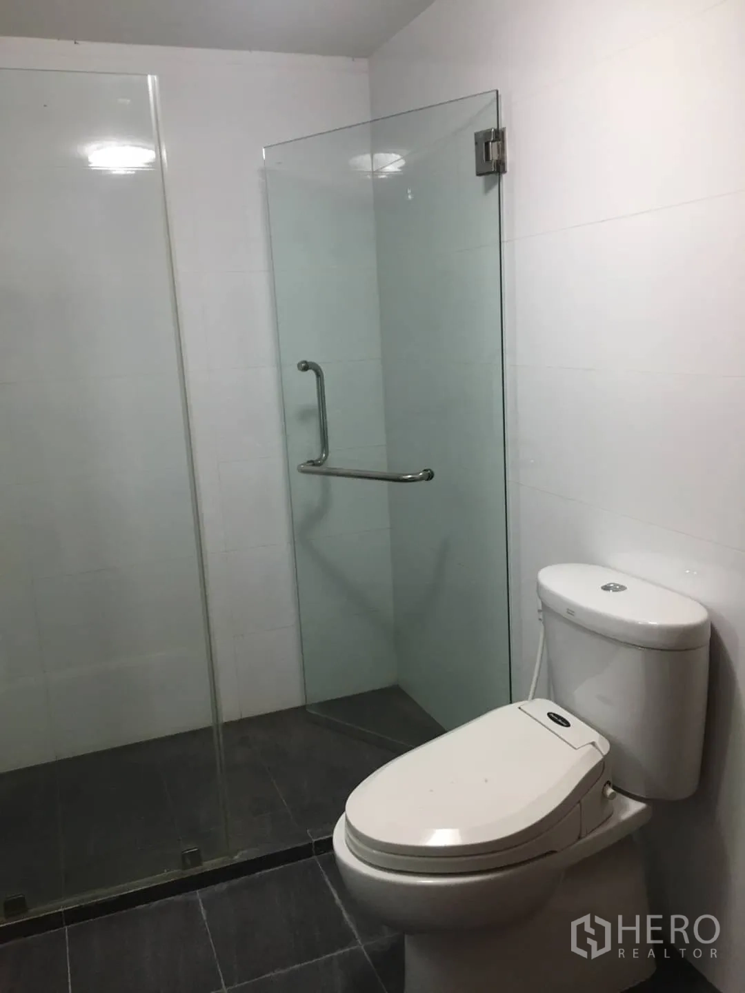 คอนโด ให้เช่าในWatthana, Bangkok - ห้องน้ำสไตล์โมเดิร์น โถสุขภัณฑ์และห้องอาบน้ำกระจกแบบวอล์กอิน พื้นกระเบื้องสีเข้ม
