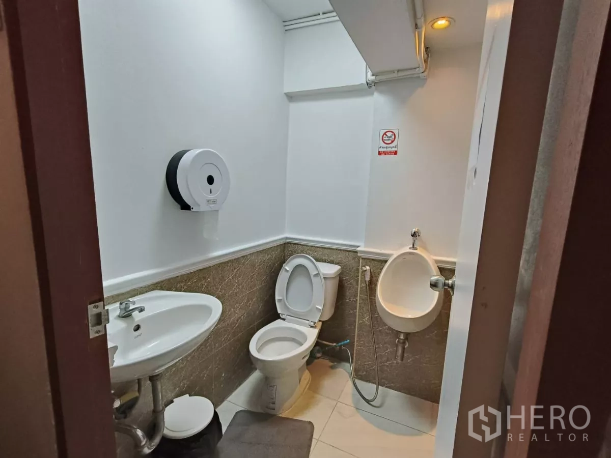 อาคารพาณิชย์ ให้เช่าในWatthana, Bangkok - ห้องน้ำอีกห้อง มีโถสุขภัณฑ์ โถปัสสาวะชาย และอ่างล้างมือ